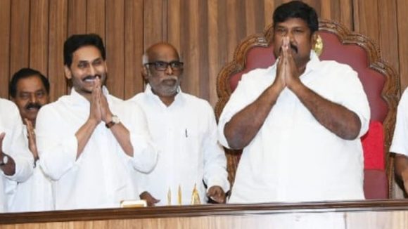 AP Politics:  వైసీపీలో భారీ కుదుపు.. ఛైర్మన్‌తో ఆరుగురు ఎమ్మెల్సీలు భేటీ, రాజీనామాలు ఆమోదించాల్సిందే?