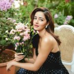 Ananya Pandey : చేతిలో పూలతో మత్తేక్కిస్తున్న విజయ్ బ్యూటీ.. కుర్రాళ్ళుకు కష్టమే…