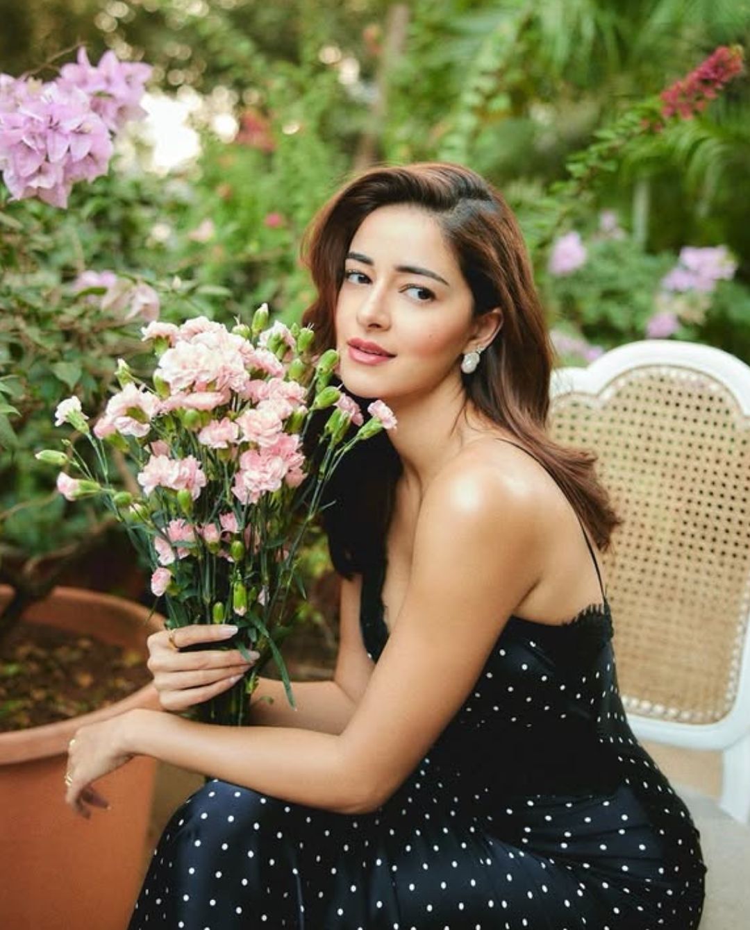 Ananya Pandey : చేతిలో పూలతో మత్తేక్కిస్తున్న విజయ్ బ్యూటీ.. కుర్రాళ్ళుకు కష్టమే…