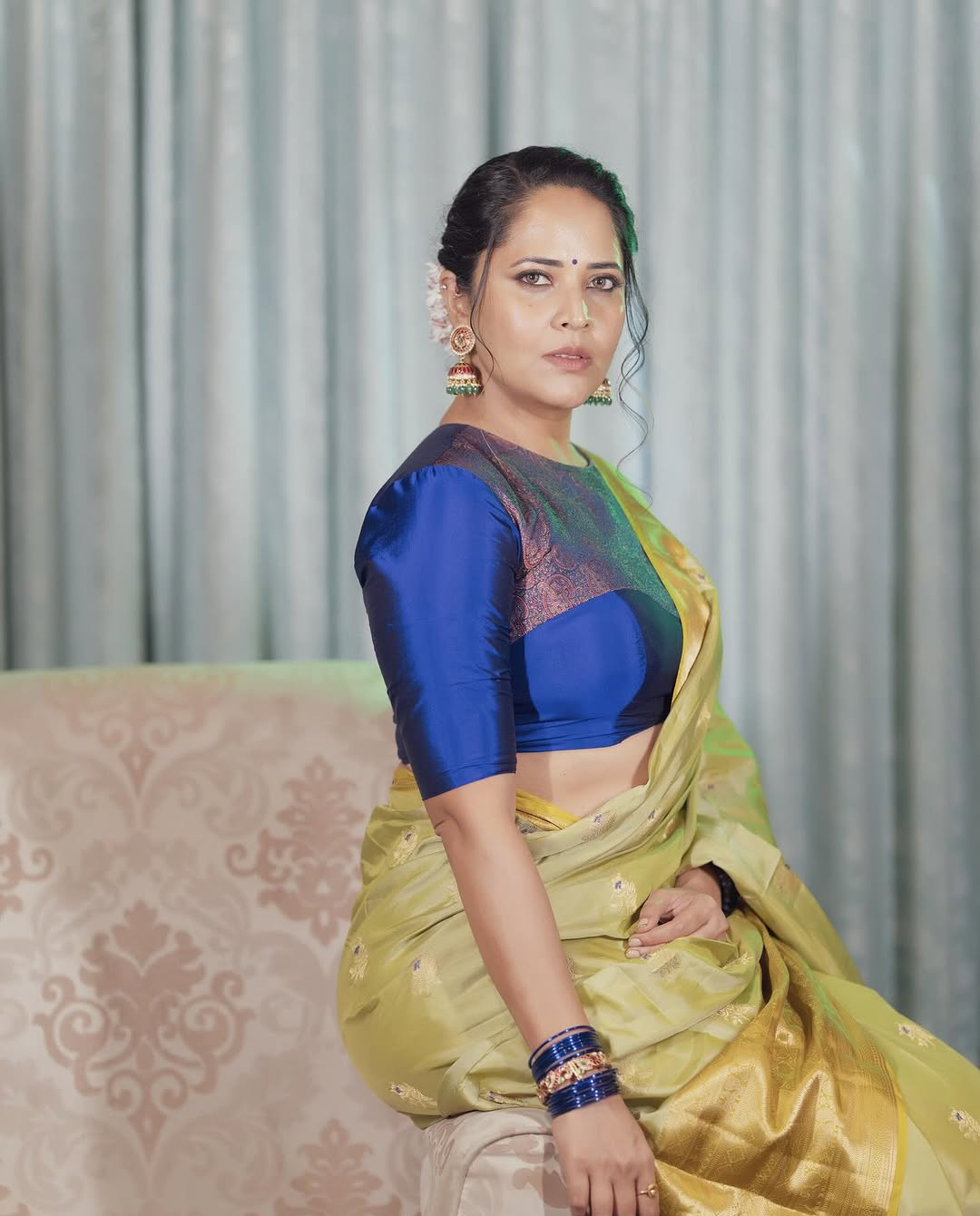 Anasuya: పట్టు చీరలో అనసూయ ఘాటు అందాలు.. క్రేజీ స్టిల్స్‌ మతిపోగోడుతున్న భామ!