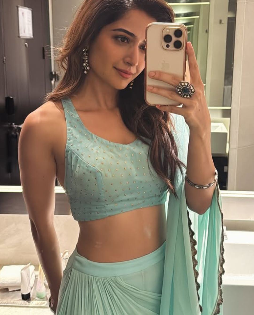 Ashika Ranganath : లెహంగాలో ఆషిక క్యూట్ సెల్ఫీ.. నడుము అందాలతో పిచ్చెక్కిస్తుంది..