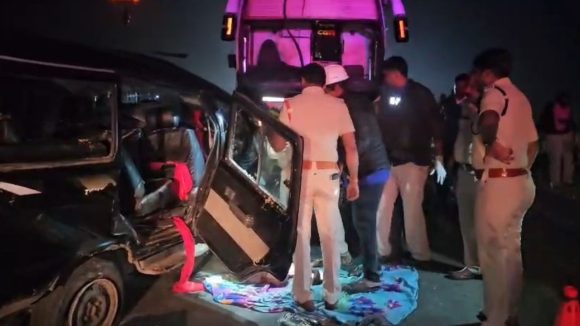 Nandyal Road Accident: నంద్యాలలో ఘోర రోడ్డు ప్రమాదం.. ట్రావెల్ బస్సుని ఢీ కొట్టిన కారు, స్పాట్‌లో..