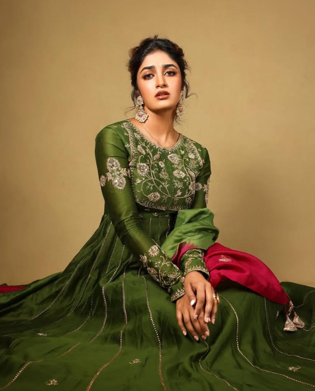 Dimple Hayathi : గ్రీన్ డ్రెస్ లో మెరిసిన డింపుల్.. ఇంత అందాన్ని చూడకుండా ఉండలేరు..