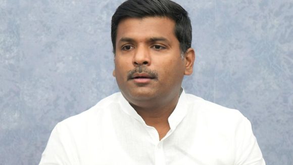 Gudivada Amarnath: ప్రజల సీఎమ్మా.. ప్రైవేటు వ్యక్తుల సీఎమ్మా?: చంద్రబాబుపై గుడివాడ అమర్నాథ్ ఫైర్