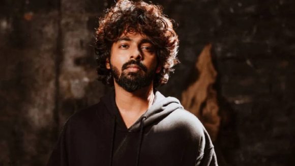 Gv Prakash : ఓ వ్యక్తి చేతిలో దారుణంగా మోసపోయిన మ్యూజిక్ డైరెక్టర్.. తల్లి అంత్యక్రియలు