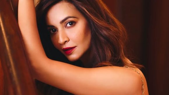 Kriti Kharbanda : బ్యాక్ లెస్ అందాలతో పిచ్చెక్కిస్తున్న కృతి.. అబ్బా ఏముంది మావా..