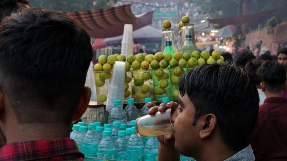 Lemon Water: నిమ్మరసం ఎవరు తాగకూడదు? ఎందుకు తాగకూడదు?