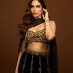 Malavika Mohanan : బ్లాక్ లెహంగాలో ప్రభాస్ బ్యూటీ అందాలు చూడతరమా.. ఏమందం మామా..