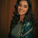 Meenakshi Chaudhary: గ్రీన్‌ డ్రెస్‌లో మీనాక్షి ఫోజులు.. క్యూట్‌ స్మైల్‌తో మాయ చేస్తున్న ముద్దుగుమ్మ