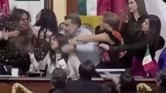 Mexico Parliament: మెక్సికో పార్లమెంట్‌లో రచ్చ రచ్చ.. జుట్టు జుట్టు పట్టుకుని కొట్టుకున్న మహిళా ఎంపీలు
