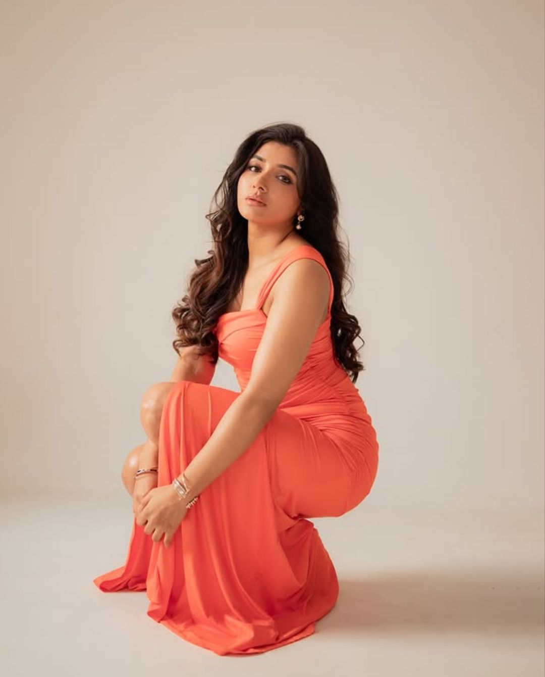 Mirna Menon : ఆరేంజ్ కలర్ డ్రెస్ లో మిర్నా బ్యూటిఫుల్ స్టిల్స్.. అబ్బా చంపేస్తుంది మావా..