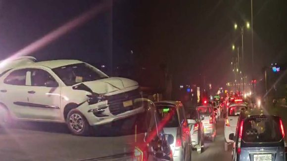 Road Accidents: హైదరాబాద్ పీవీ ఎక్స్‌ప్రెస్‌ హైవేపై యాక్సిడెంట్, ట్రాఫిక్ జామ్.. అటు పల్నాడులోను..
