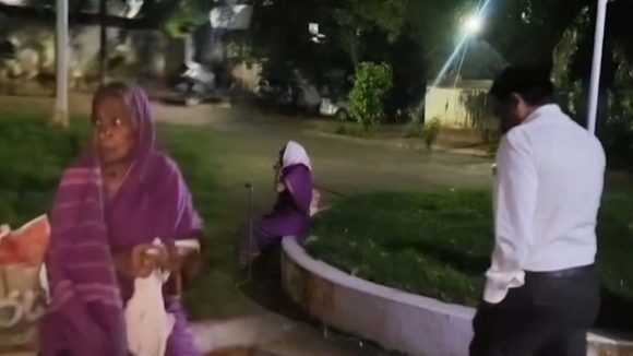 Telangana: దారుణం.. ఆస్తుల కోసం కన్న తల్లిని రోడ్డుపై వదిలేసిన కసాయి కొడుకులు