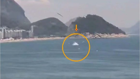 Brazil Plane Crash: పర్యాటకుల కళ్లముందే విషాదం.. సముద్రంలో కూలిన విమానం.. స్పాట్‌లో!