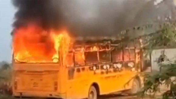 School bus on fire: తప్పిన పెను ప్రమాదం.. డ్రైవర్, క్లీనర్ మధ్య గొడవ.. స్కూల్ బస్సుకు నిప్పు