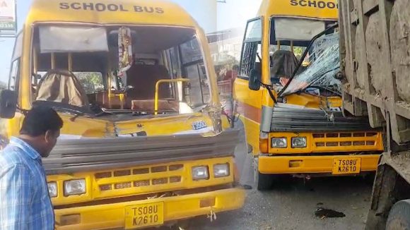 School Bus Accident: డ్రైవర్‌ డ్రంకెన్‌ డ్రైవింగ్‌.. లారీని ఢీకొట్టిన స్కూల్ బస్సు.. స్పాట్‌లో