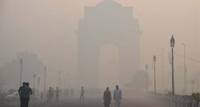 Delhi Pollution: ప్రమాదకర స్థాయిలో పొగమంచు.. ఉక్కిరిబిక్కిరి అవుతున్న ఢిల్లీ ప్రజలు..