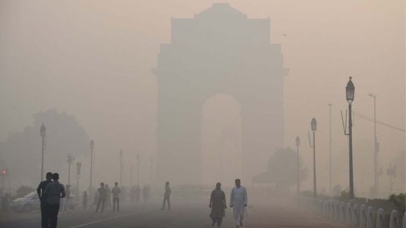 Delhi Pollution: ప్రమాదకర స్థాయిలో పొగమంచు.. ఉక్కిరిబిక్కిరి అవుతున్న ఢిల్లీ ప్రజలు..