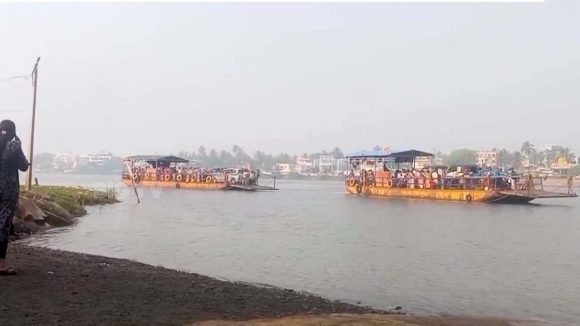 Godavari River: గోదావరి నది మధ్యలో ఆగిన బోటు.. 80 మంది ప్రయాణికుల భయాందోళన..