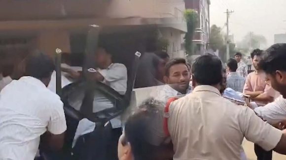 Janasena leaders Clash: కుర్చీలతో కొట్టుకున్న జనసేన నేతలు