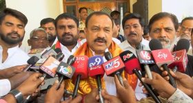 Godavari River: గోదావరి నది మధ్యలో ఆగిన బోటు.. 80 మంది ప్రయాణికుల భయాందోళన..