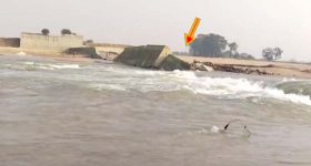 Karimnagar: కుప్పకూలిన మానేరు చెక్ డ్యామ్.. కొట్టుకుపోయిందా? కూలగొట్టారా..?