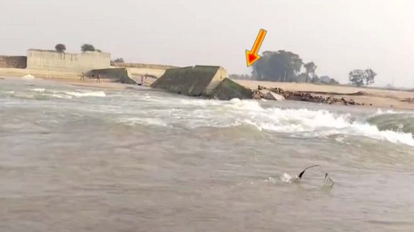 Karimnagar: కుప్పకూలిన మానేరు చెక్ డ్యామ్.. కొట్టుకుపోయిందా? కూలగొట్టారా..?