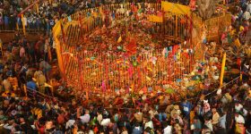 Medaram: మేడారానికి పోటెత్తిన భక్తులు.. సెలవు దినం కావడంతో కిక్కిరిసిన జనం