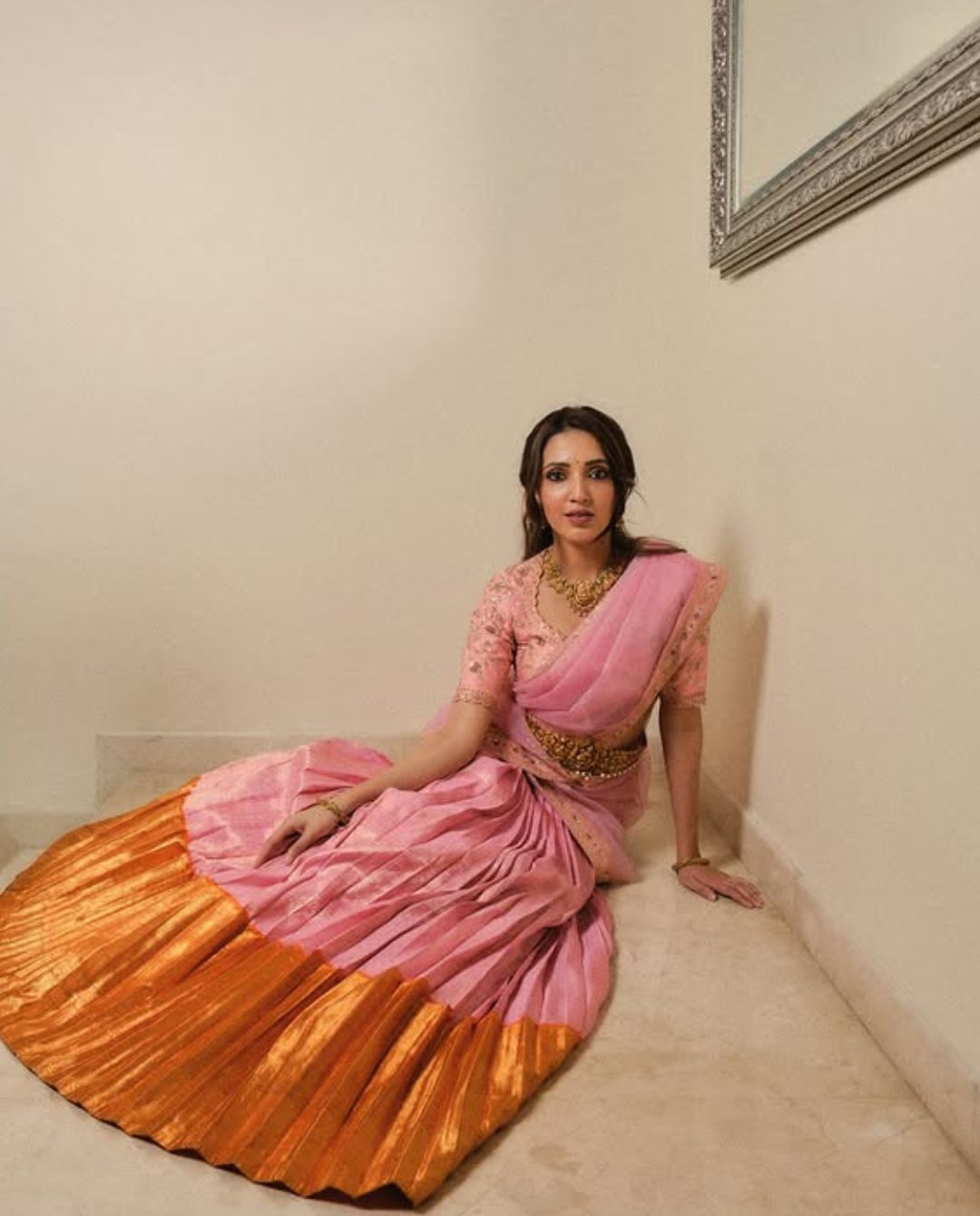 Nehashetty : లంగాహోణిలో మెరిసిపోతున్న టిల్లు బ్యూటీ.. అబ్బా చూడకుండా ఉండరు…