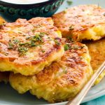 Potato Pancakes: పిల్లలకు నచ్చేలా బంగాళాదుంప పాన్ కేక్స్, చలిలో వేడిగా తింటే అదరహో