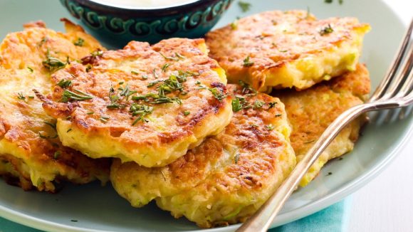 Potato Pancakes: పిల్లలకు నచ్చేలా బంగాళాదుంప పాన్ కేక్స్, చలిలో వేడిగా తింటే అదరహో