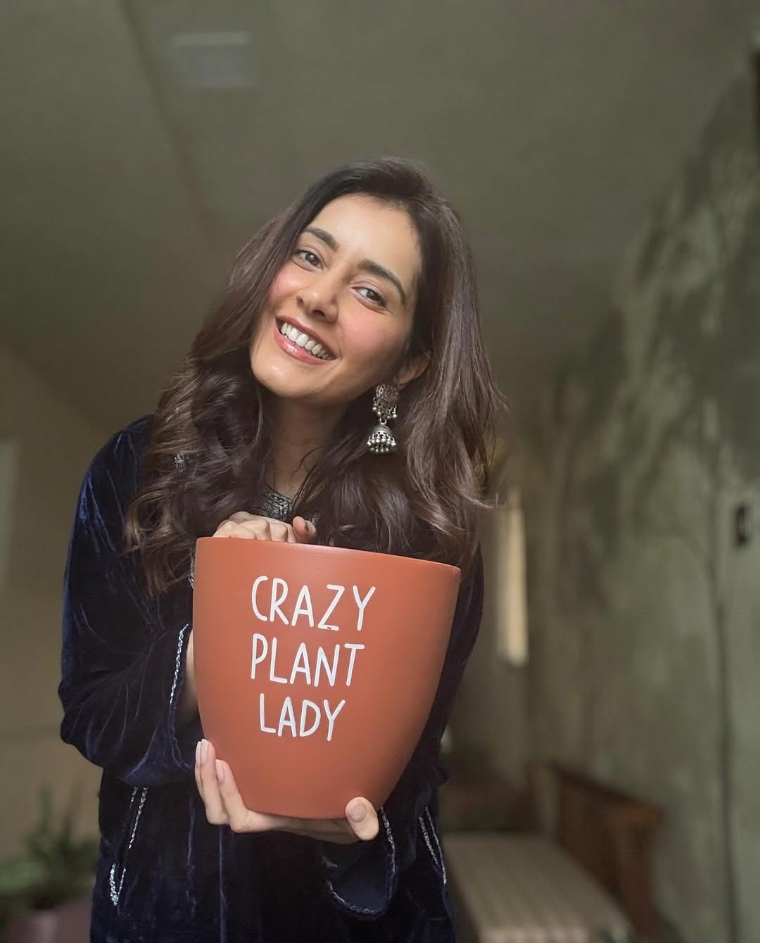 Rashi Khanna: క్రేజీ ప్లాంట్‌ లేడీని అంటూ క్రేజీ స్టిల్స్‌తో ఫిదా చేస్తున్న రాశీ