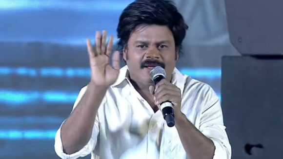 Raja Saab Pre Release Event :  2వేల కోట్లు పక్కా.. లేకుంటే నేను ఆ డబ్బులు ఇస్తాను.. ప్రభాస్ పై సప్తగిరి కామెంట్స్..