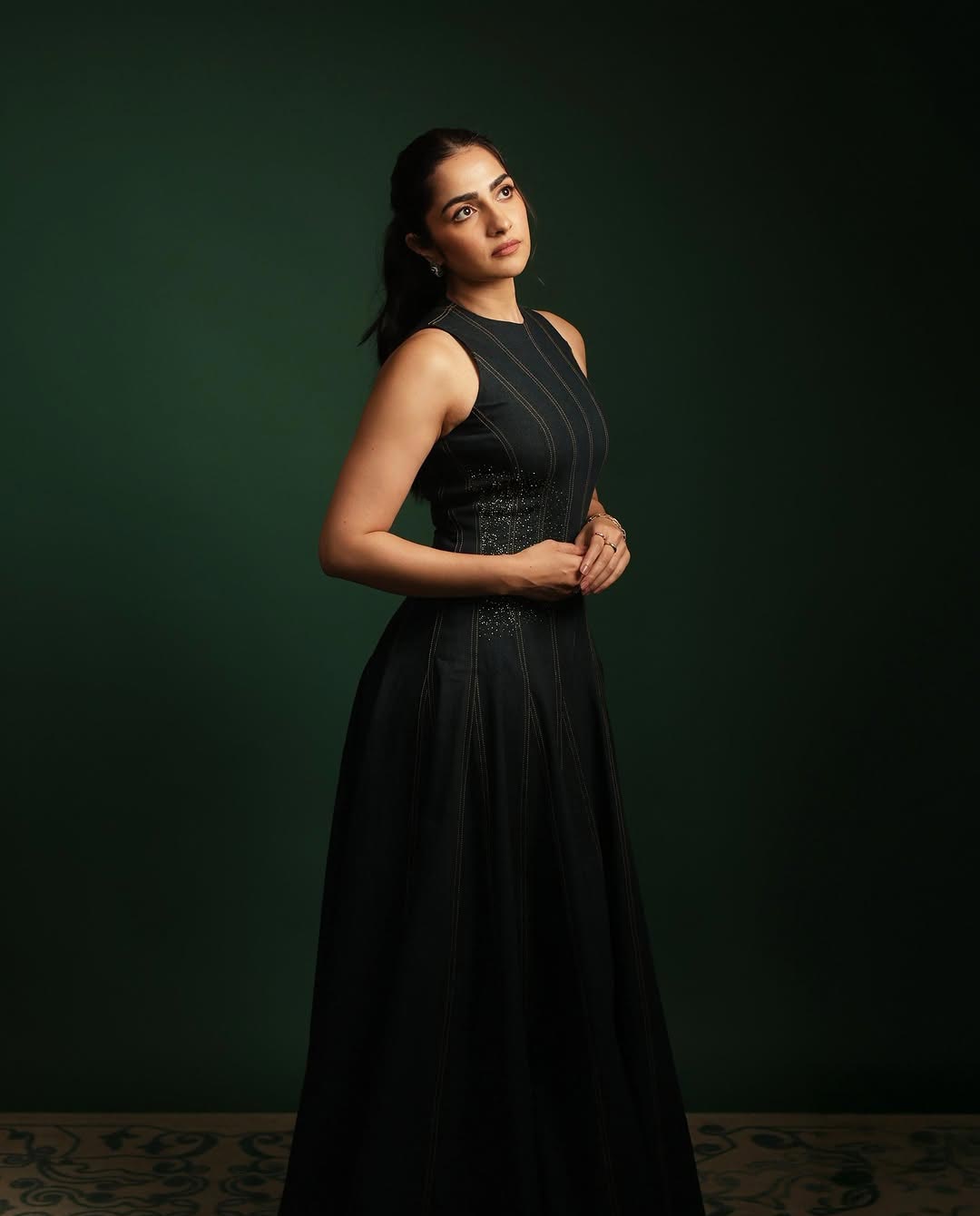 Rukmini Vasanth: బ్లాక్‌ డ్రెస్‌లో రుక్మిణి వసంత్‌.. క్యూట్‌ లుక్స్‌తో మాయ చేస్తున్న కన్నడ భామ