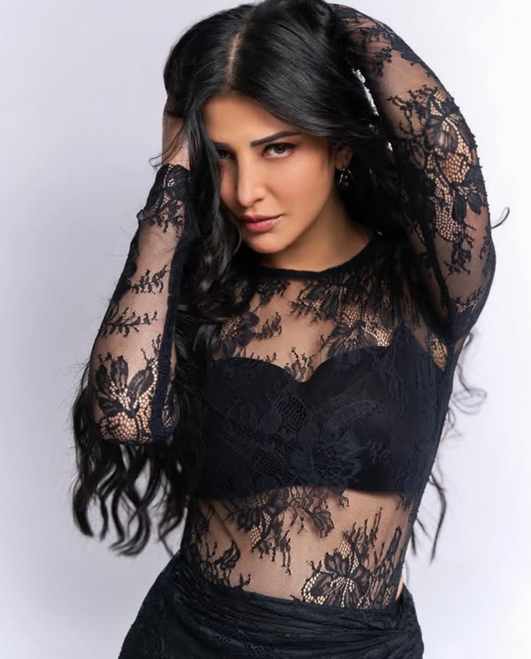 Shruthi Haasan : బ్లాక్ డ్రెస్ లో కిల్లింగ్ లుక్ లో శృతి.. ఇదేం డ్రెస్ తల్లి..