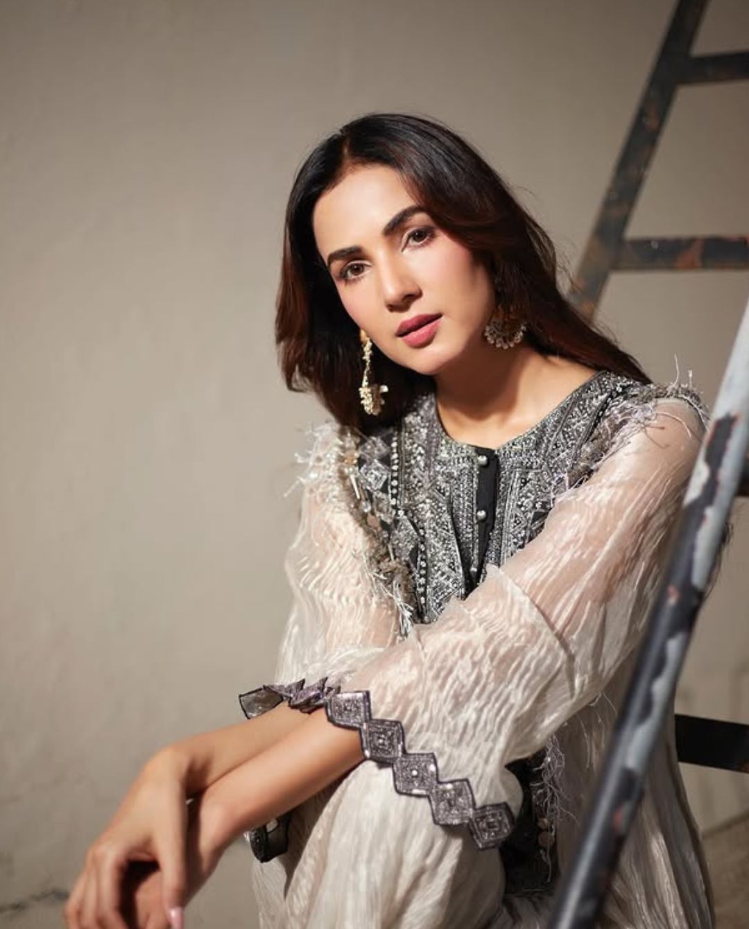 Sonal Chauhan : క్యూట్ లుక్ లో మెంటలెక్కిస్తున్న సోనాల్.. రెండు కళ్లు చాలట్లేదే..