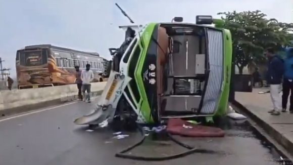 Travel Bus Accident: ట్రావెల్స్ బస్సు బోల్తా.. ఏపీ నుంచి బెంగుళూరు వెళ్తుండగా ఘటన, స్పాట్‌లో 11 మంది