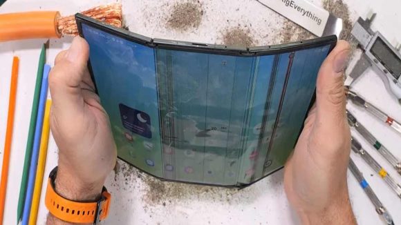 Samsung Folding Phone Fail: డ్యూరబిలిటీ టెస్ట్‌లో ఘోరంగా ఫెయిల్ అయిన శాంసంగ్ కొత్త ఫోల్డింగ్ ఫోన్.. ఏం జరిగిందంటే