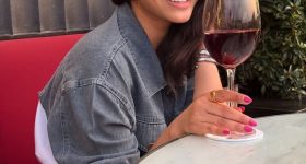 Vindhya Vishaka : చేతిలో వైన్ గ్లాస్.. గ్లామర్ తో రెచ్చగొడుతున్న యాంకర్ వింధ్య...