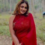 Yashaswini :  పచ్చని చెట్ల మధ్య ఎర్ర చీరలో పల్లవి అందాలు చూడతరమా… సో క్యూట్..