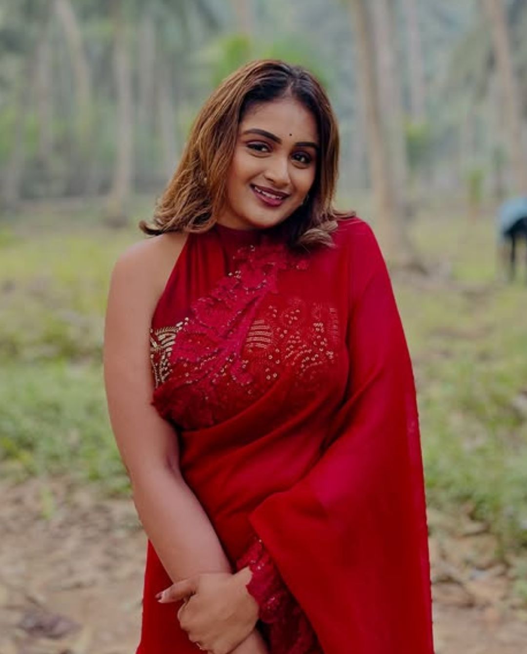Yashaswini :  పచ్చని చెట్ల మధ్య ఎర్ర చీరలో పల్లవి అందాలు చూడతరమా… సో క్యూట్..