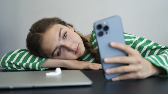 Smartphone: స్క్రీన్ టైమ్ వర్సెస్ లైఫ్ టైమ్.. స్మార్ట్‌ఫోన్ మన ఆరోగ్యాన్ని ఎలా హరిస్తోంది?