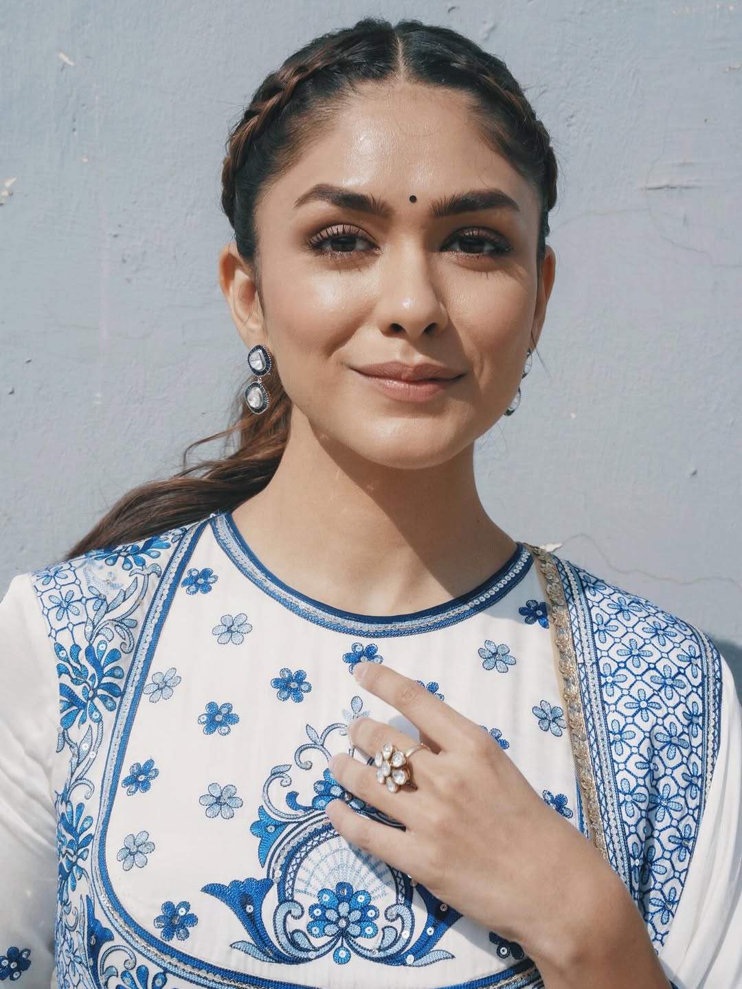 Actress Mrunal thakur Photo Gallery