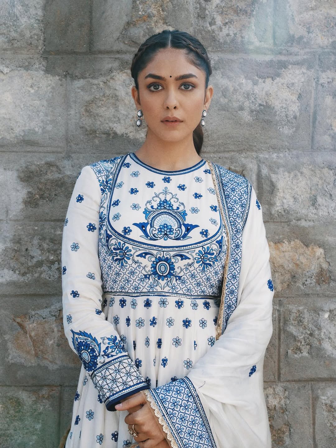 Actress Mrunal thakur Photo Gallery