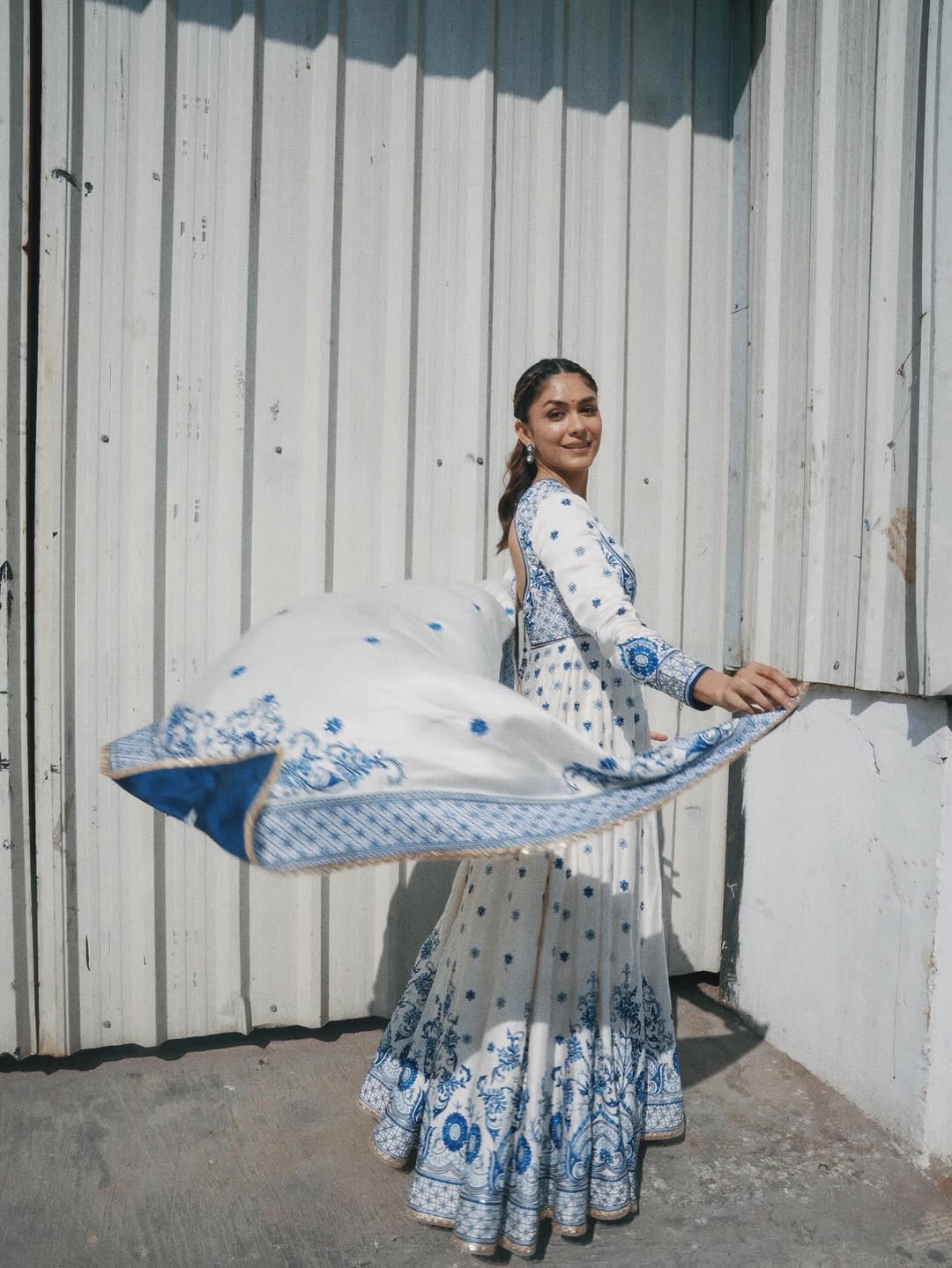 Actress Mrunal thakur Photo Gallery