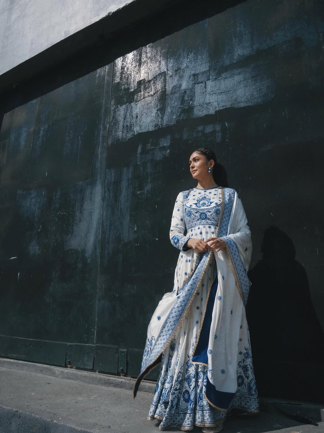 Actress Mrunal thakur Photo Gallery