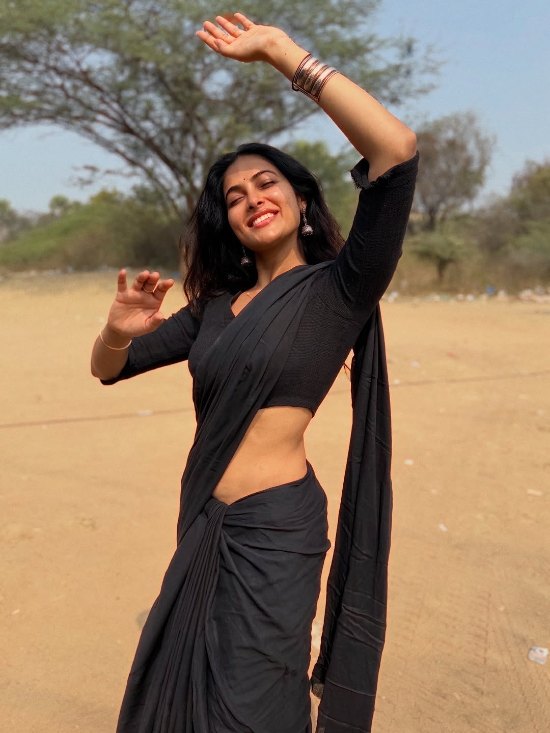 Actress Divi vadthya Photo Gallery