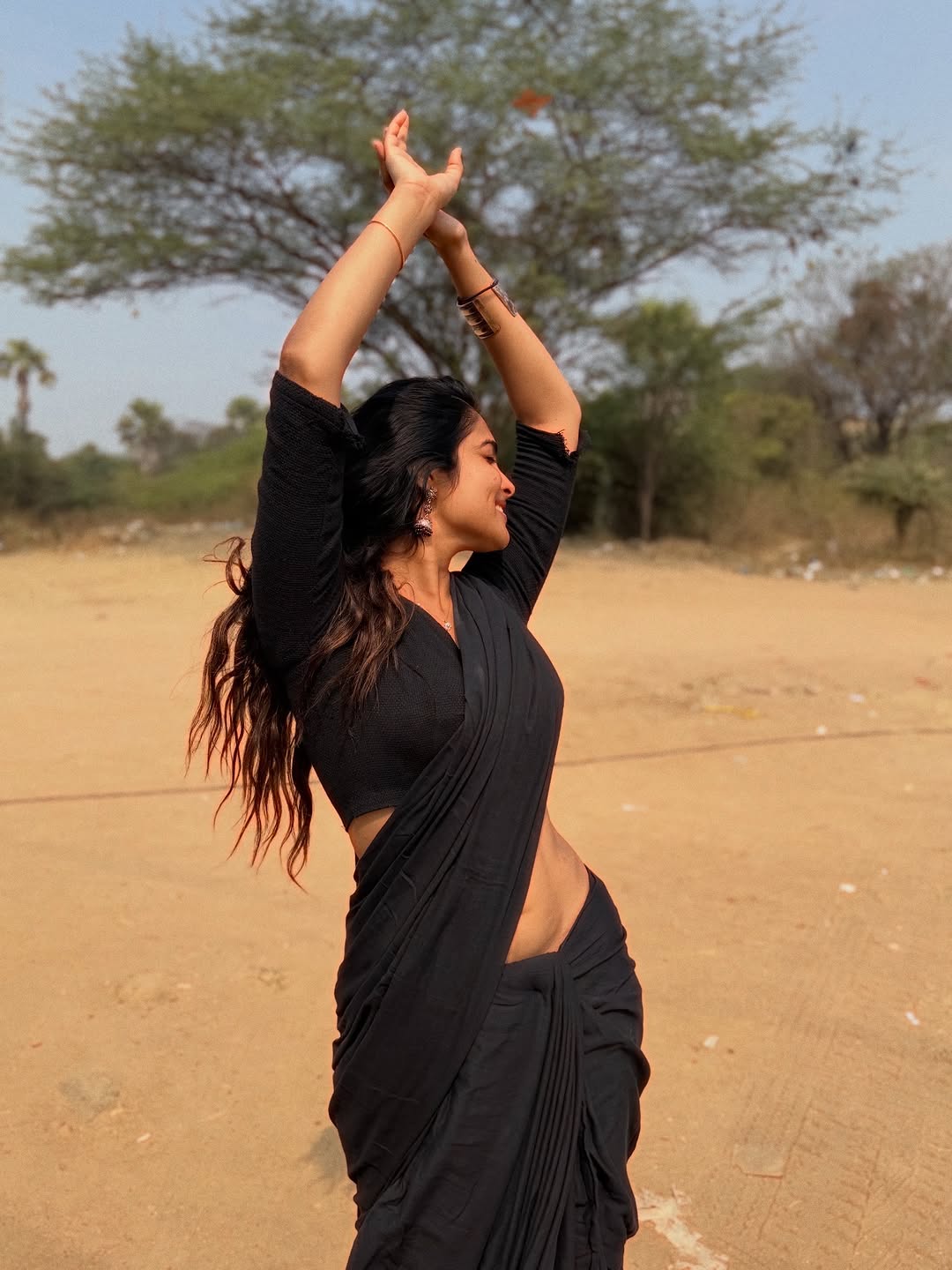 Actress Divi vadthya Photo Gallery