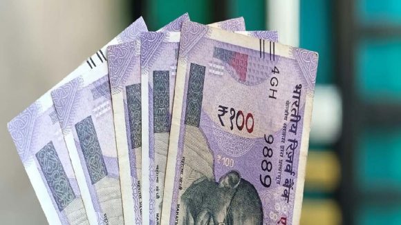 Municipal polls : ఏరులై పారుతున్న మద్యం.. బీరు బిర్యానీ, డబ్బులు!