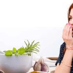 Bad Breath: నలుగురిలో మాట్లాడాలంటే భయమా?  నోటి దుర్వాసనను చిటికెలో తరిమికొట్టే చిట్కాలు